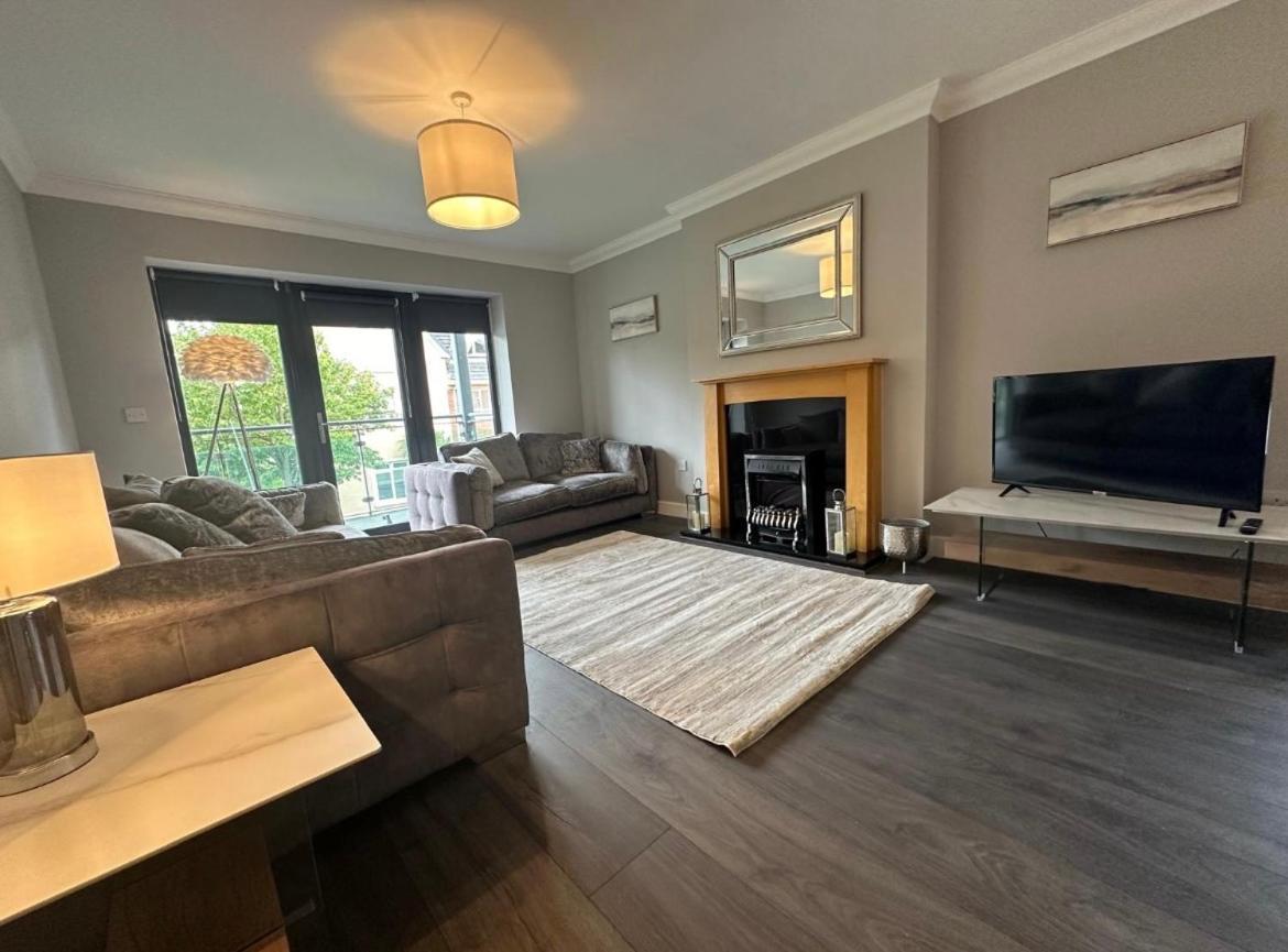 Airport Large Superior Serviced - Sleeps 6 Dublin