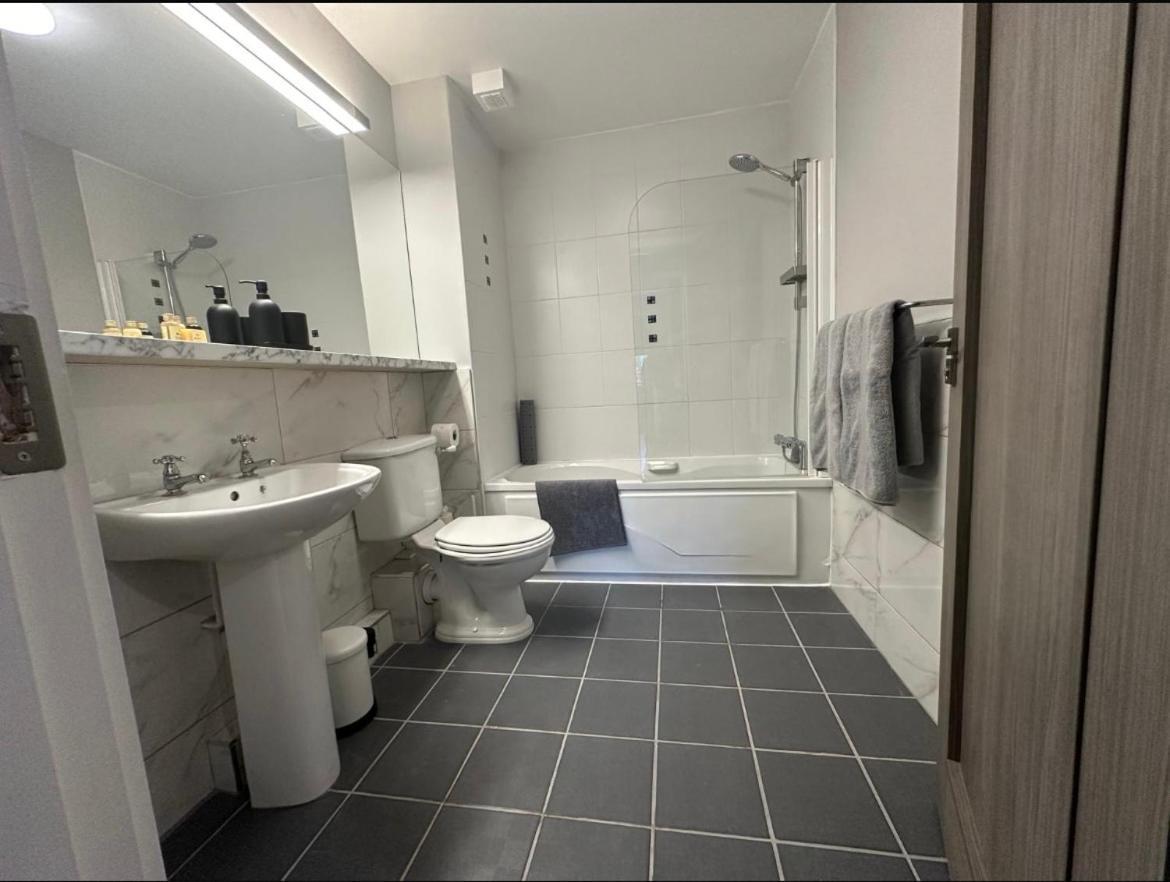 Apartment Airport Large Superior Serviced - Sleeps 6