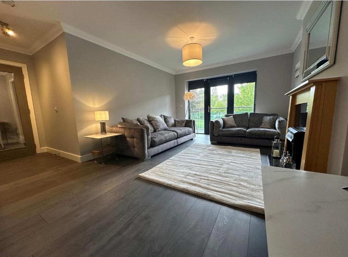 Apartment Airport Large Superior Serviced - Sleeps 6 *