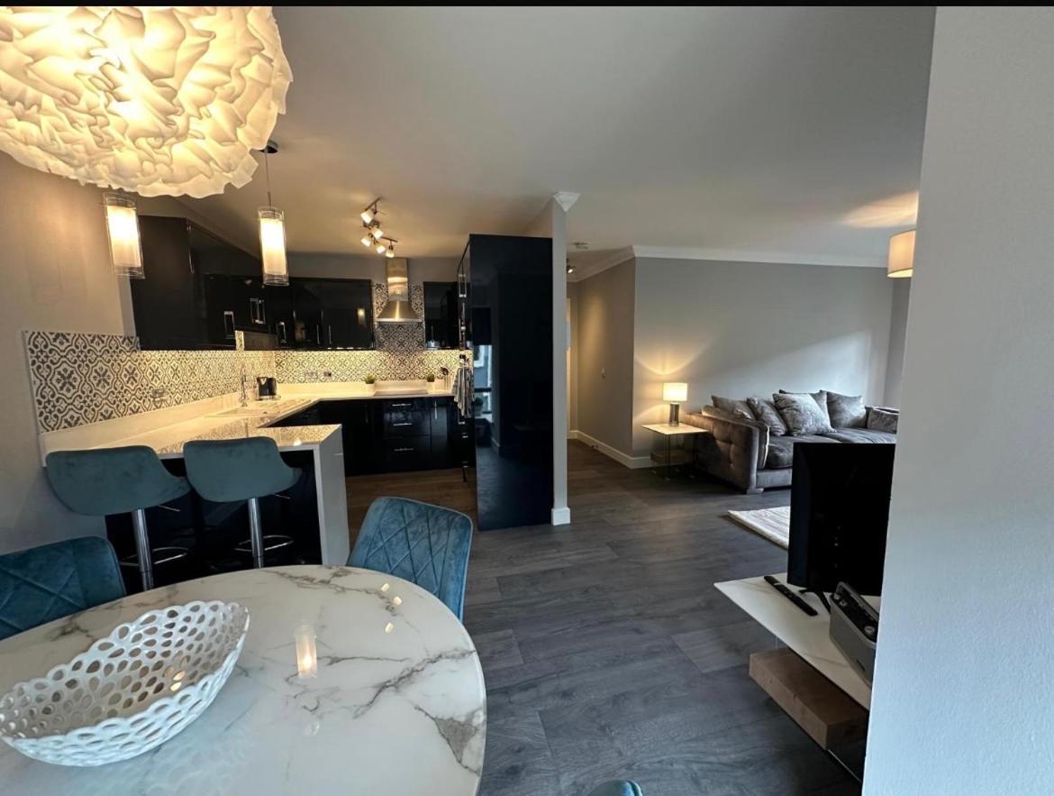 Airport Large Superior Serviced - Sleeps 6 *