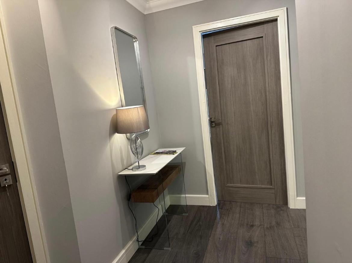 Airport Large Superior Serviced - Sleeps 6 Apartment *