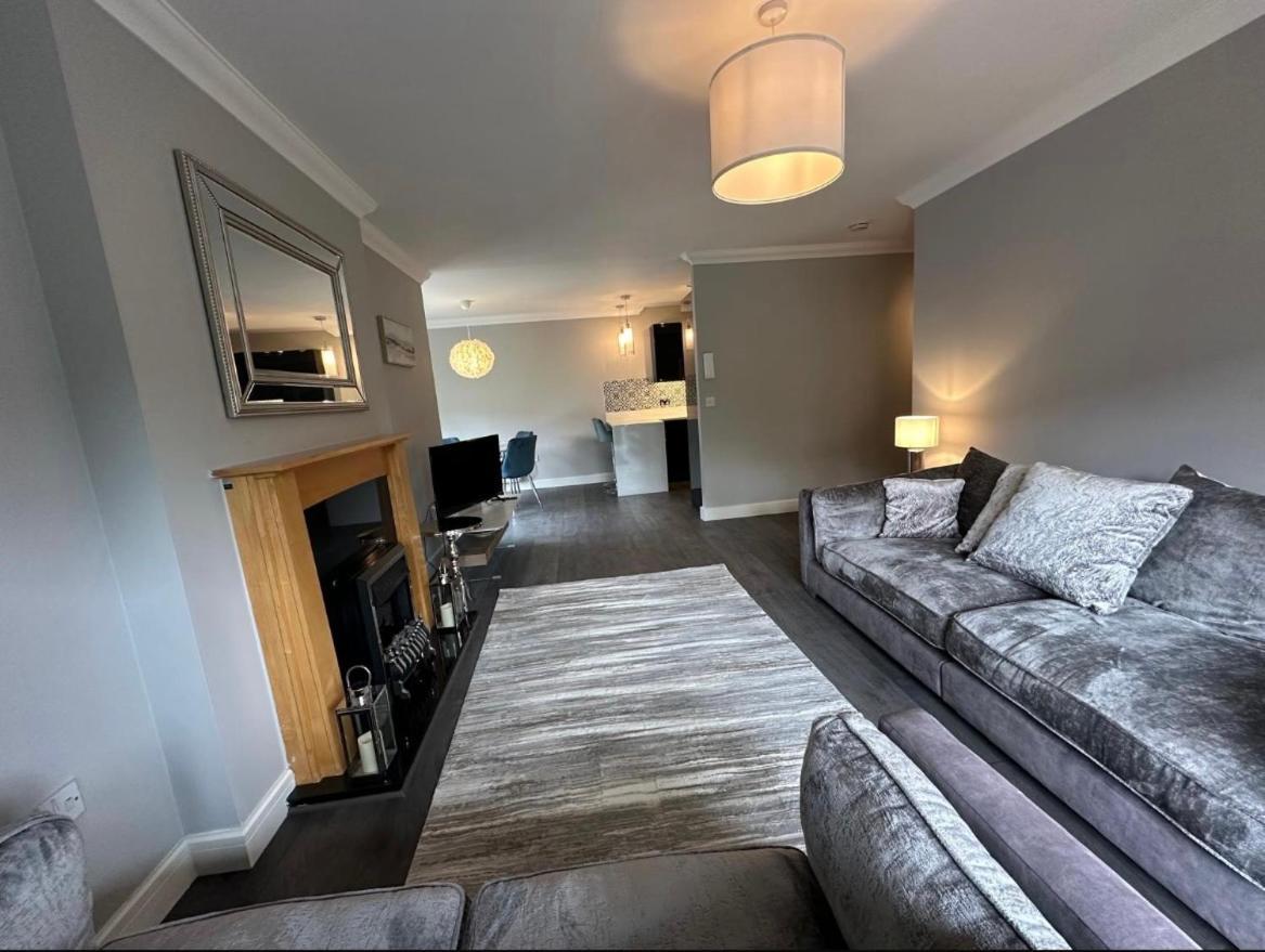 Airport Large Superior Serviced - Sleeps 6 Apartment *