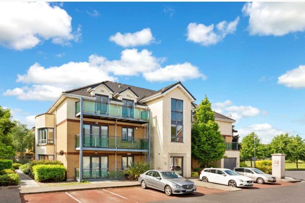 Airport Large Superior Serviced - Sleeps 6 Apartment *