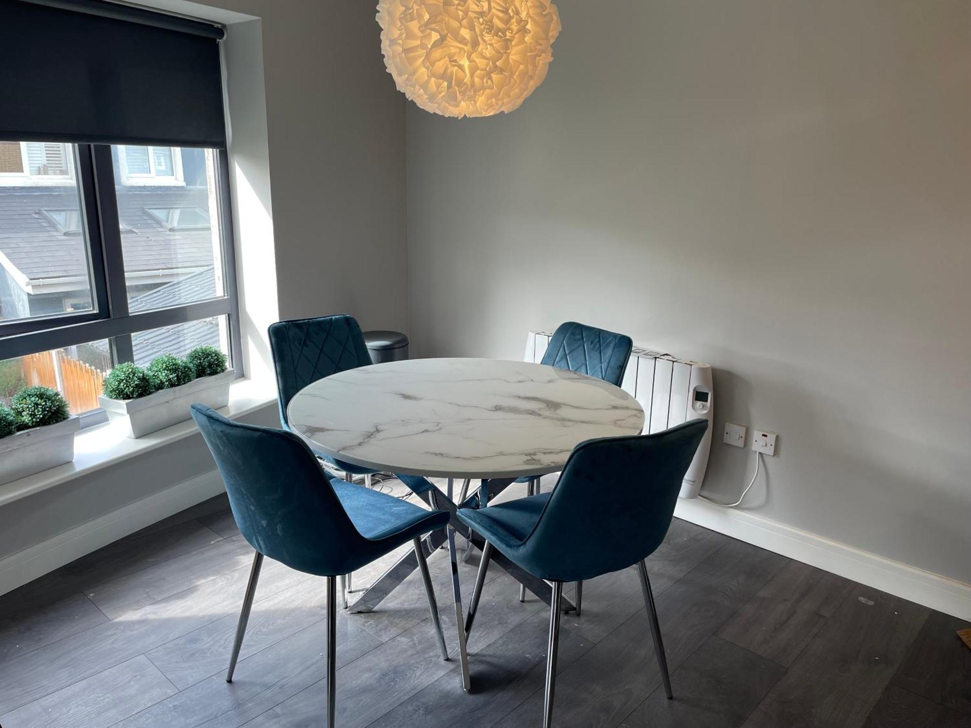 Apartment Airport Large Superior Serviced - Sleeps 6 Dublin