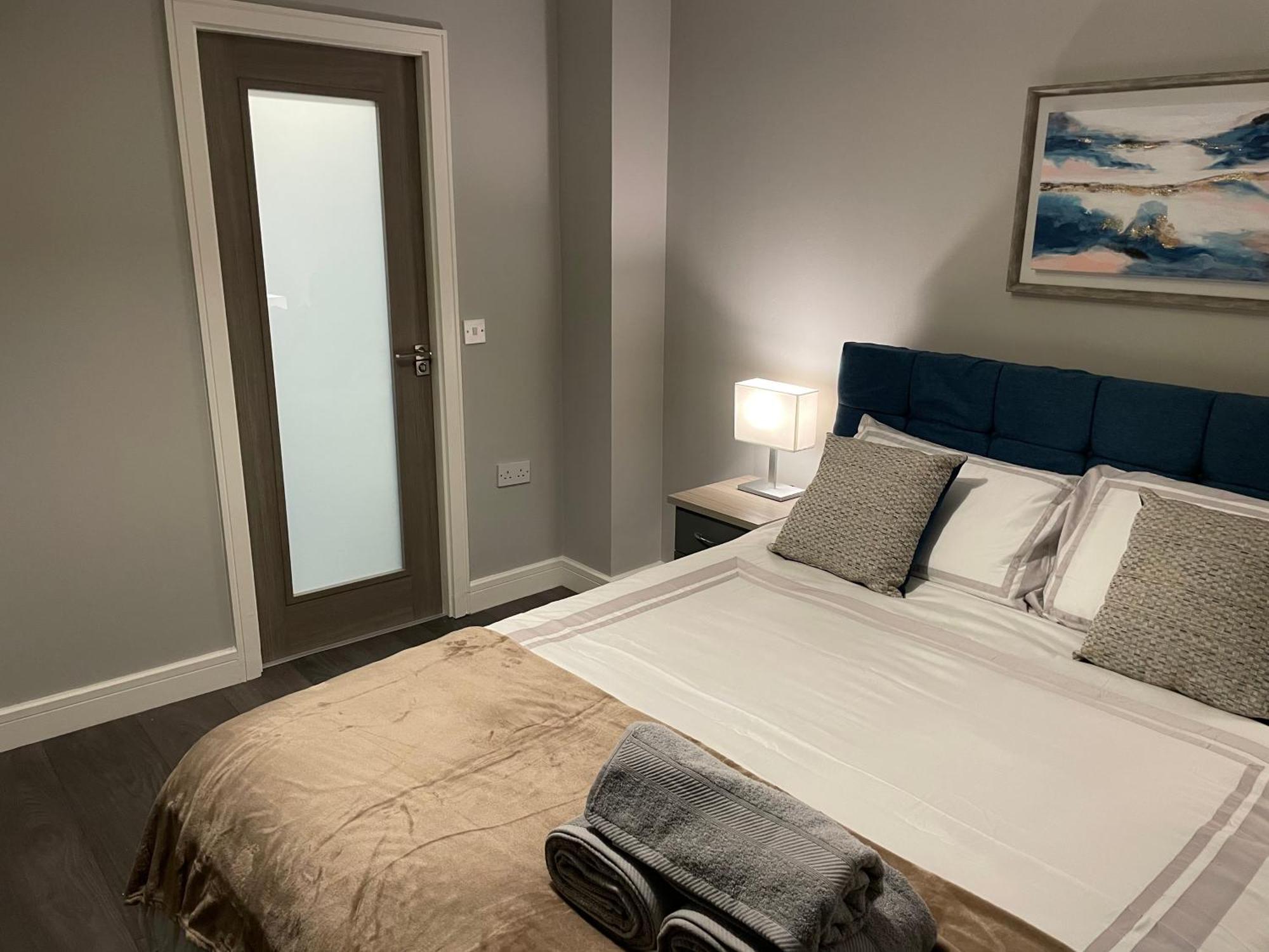 Airport Large Superior Serviced - Sleeps 6 *