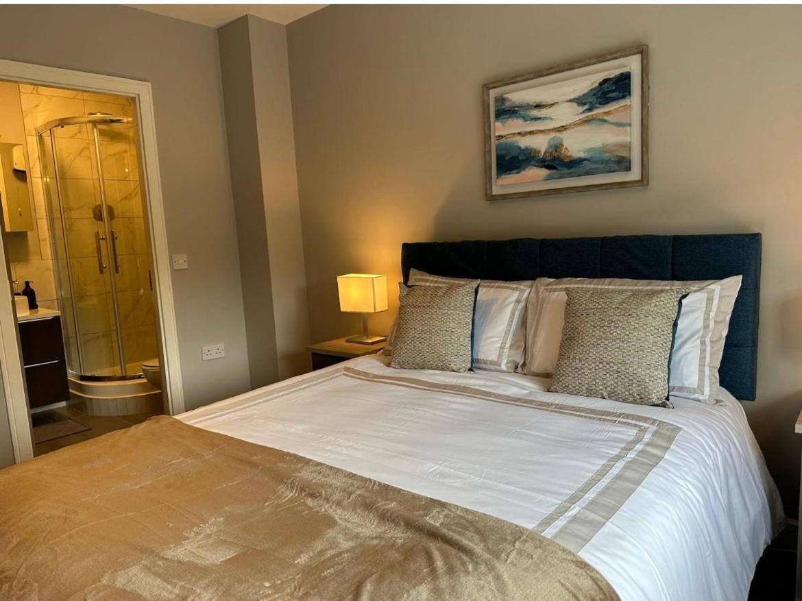 Airport Large Superior Serviced - Sleeps 6