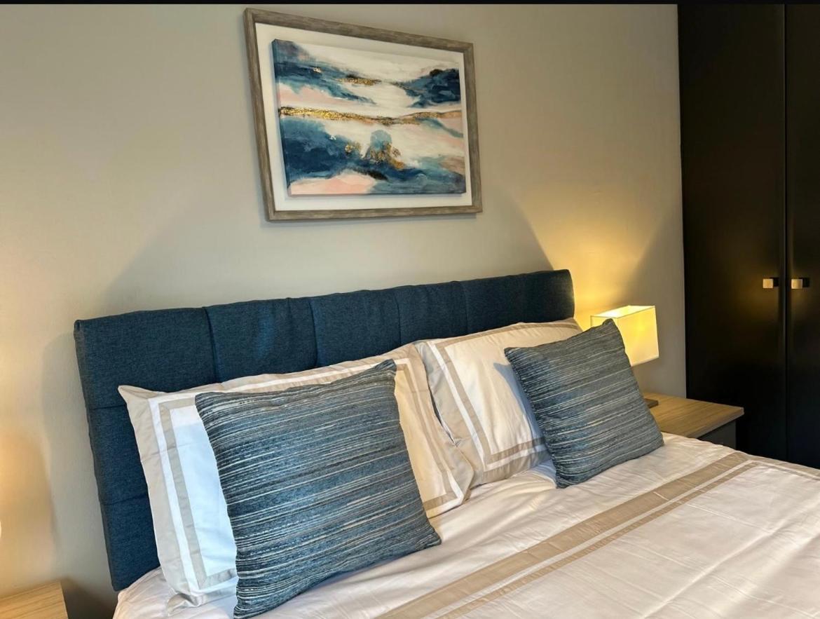 Airport Large Superior Serviced - Sleeps 6