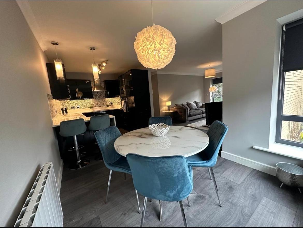 Apartment Airport Large Superior Serviced - Sleeps 6 *