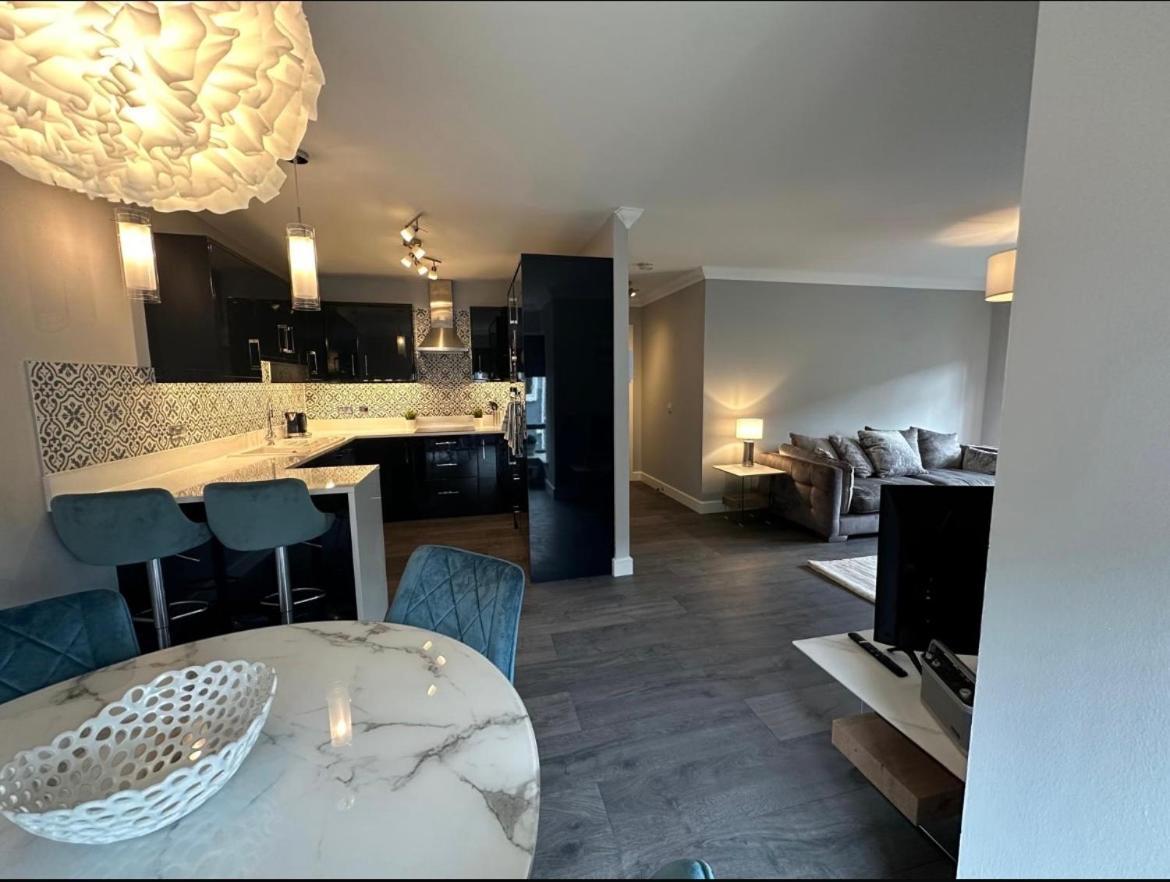 Apartment Airport Large Superior Serviced - Sleeps 6 *